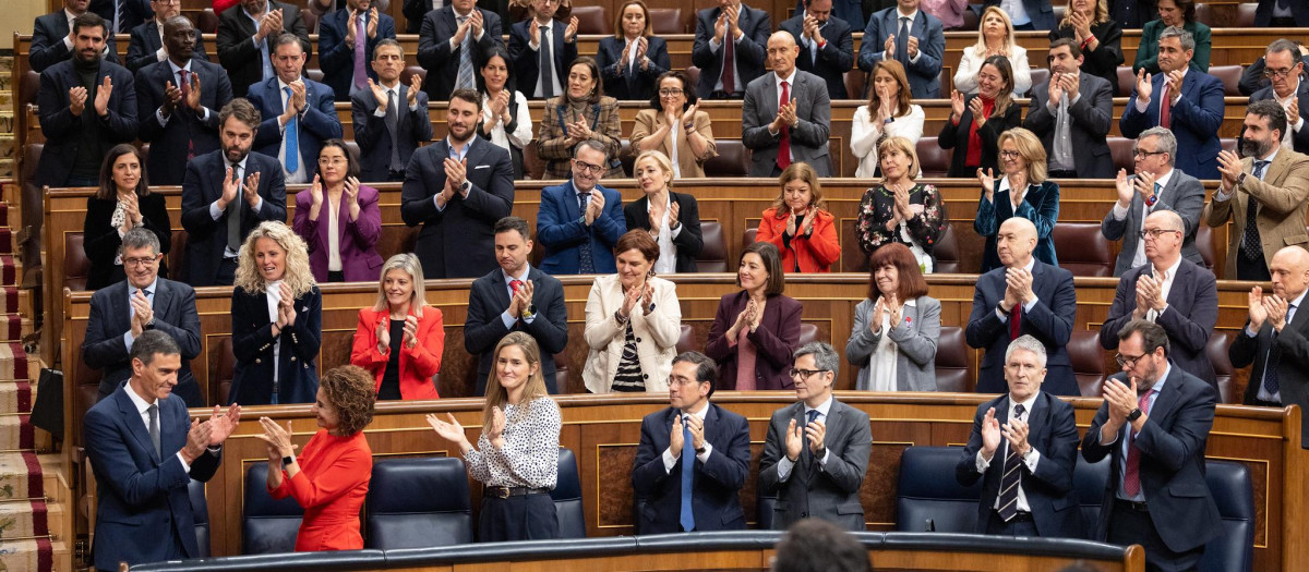 El grupo parlamentario socialista aplaude a Sánchez en el Pleno del pasado miércoles