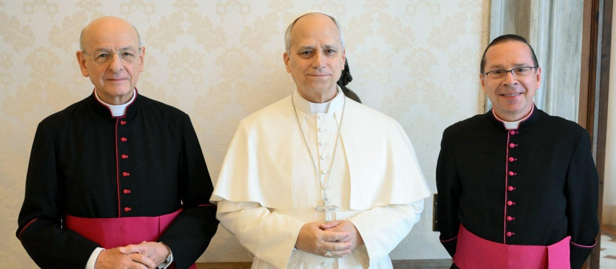 León XIV con el prelado del Opus Dei (I) y el vicario auxuliar (D)