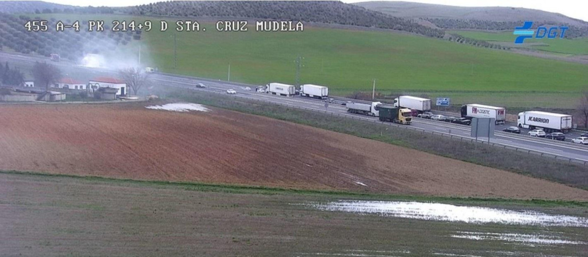 Cortada la A-4 sentido Andalucía en Santa Cruz de Mudela tras incendiarse un camión que transportaba cervezas

REMITIDA / HANDOUT por DGT
Fotografía remitida a medios de comunicación exclusivamente para ilustrar la noticia a la que hace referencia la imagen, y citando la procedencia de la imagen en la firma
16/2/2026