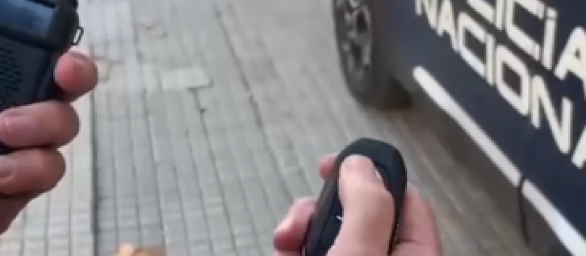 Imagen de la demostración que hace uno de los agentes