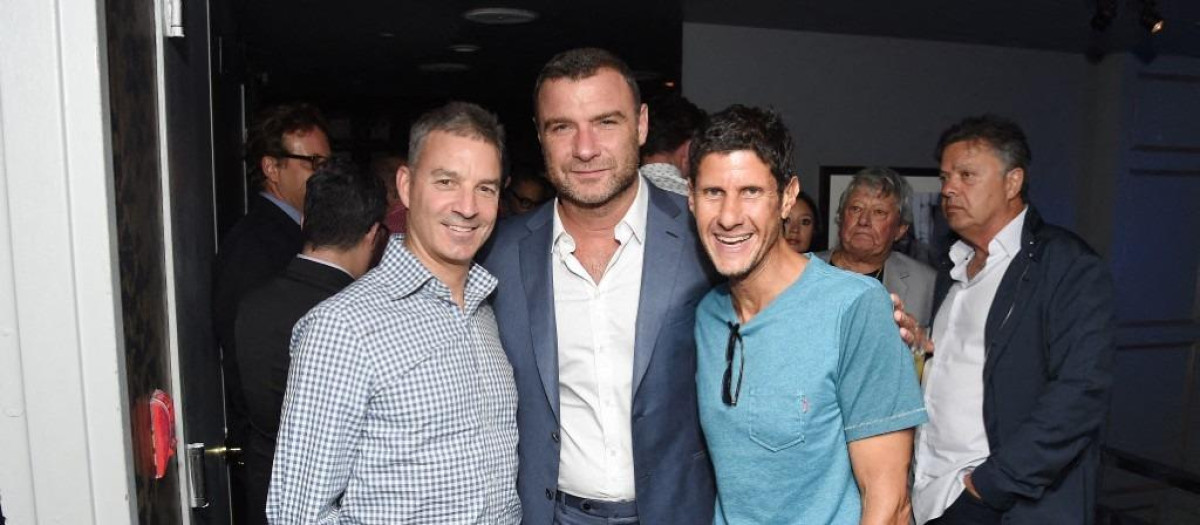 El fundador del fondo, Dan Loeb, mirando la imagen a la izquierda, con el actor y director Liev Schreiber y el rapero Michael Diamond.