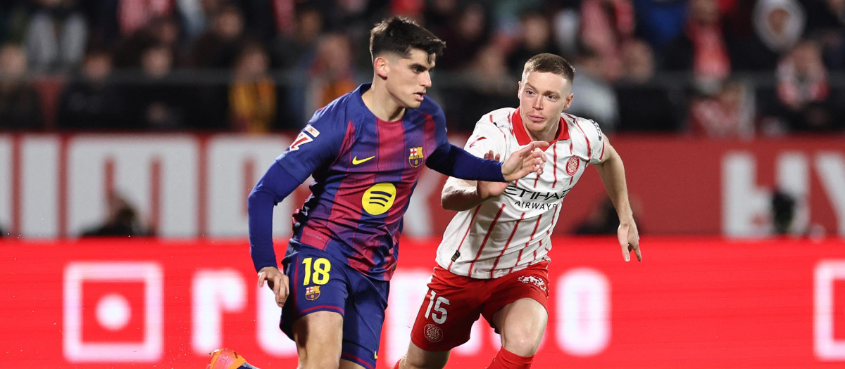 Gerard Martín, con el balón en el Girona - Barcelona
