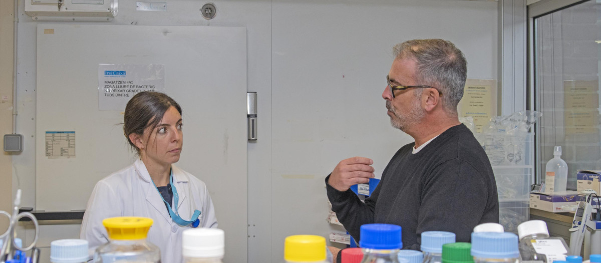 Roger Paredes en el laboratorio con una investigadora