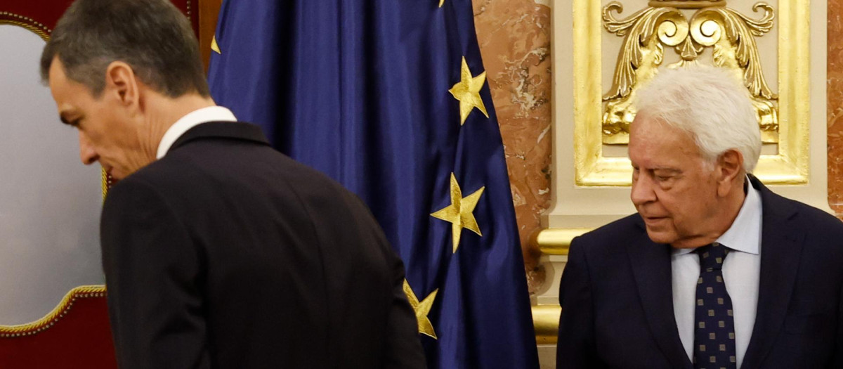 El expresidente del Gobierno Felipe González (d) y el presidente del gobierno Pedro Sánchez (i)