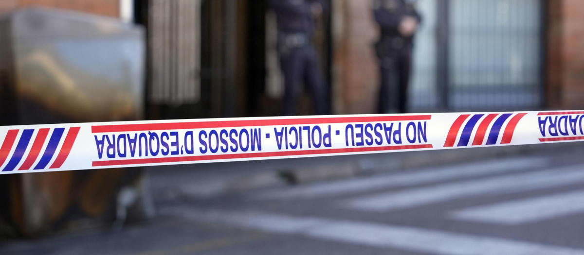 Cordón policial de los Mossos d'Esquadra en Manlleu archivo