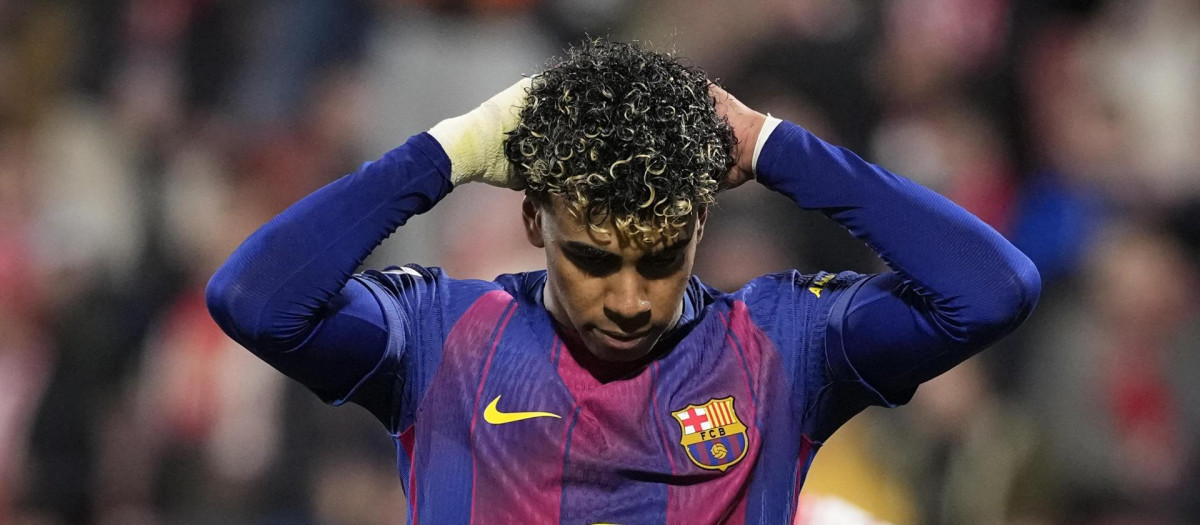 Lamine Yamal se lamenta tras fallar un penalti en el partido frente al Girona