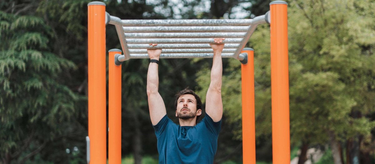 El colgarse de una barra tiene numerosos beneficios para la espalda