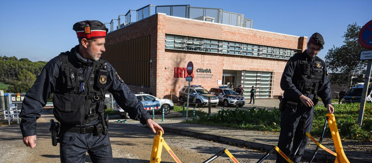 Agentes de los Mossos, en los alrededores del laboratorio IRTA-CReSA, en Collserola