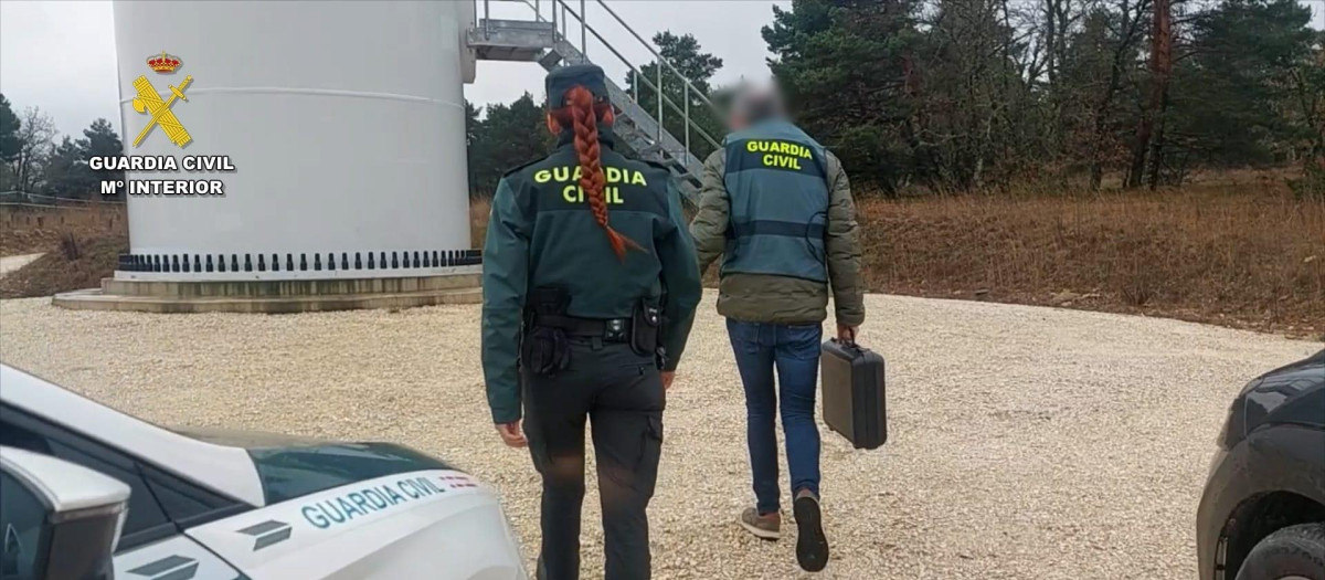Detenidos por homicidio imprudente los dos amigos del joven fallecido en un aerogenerador en Burgos

REMITIDA / HANDOUT por GUARDIA CIVIL
Fotografía remitida a medios de comunicación exclusivamente para ilustrar la noticia a la que hace referencia la imagen, y citando la procedencia de la imagen en la firma
17/2/2026