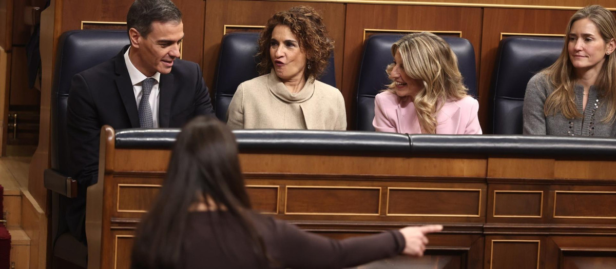 El presidente del Gobierno, Pedro Sánchez; la vicepresidenta primera y ministra de Hacienda, María Jesús Montero; la vicepresidenta segunda y ministra de Trabajo y Economía Social, Yolanda Díaz, y la vicepresidenta tercera y ministra para la Transición Ecológica y el Reto Demográfico, Sara Aagesen, durante el acto institucional ‘Nuestra constitución más longeva’