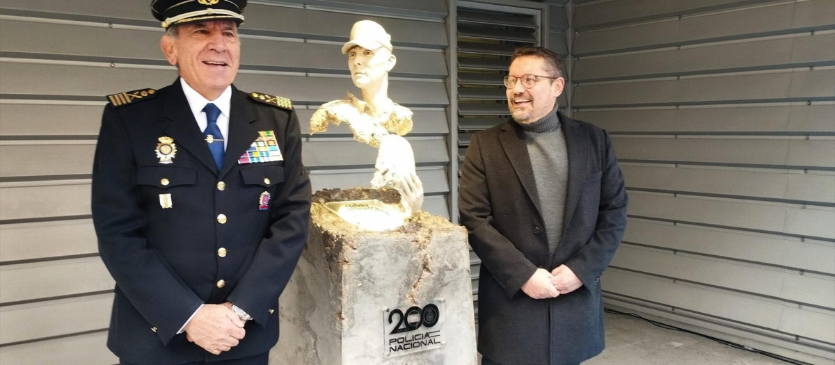 El DAO de la Policía Nacional, José Ángel González, en una imagen de archivo
La Comisaría de Valladolid luce ya una escultura convertida en icono del pasado y del futuro de la Policía Nacional. En la fotografía, el DAO, José Ángel González Jimenes, y el artista y padre de la escultura, Carlos Retortillo.

EUROPA PRESS
10/12/2024
