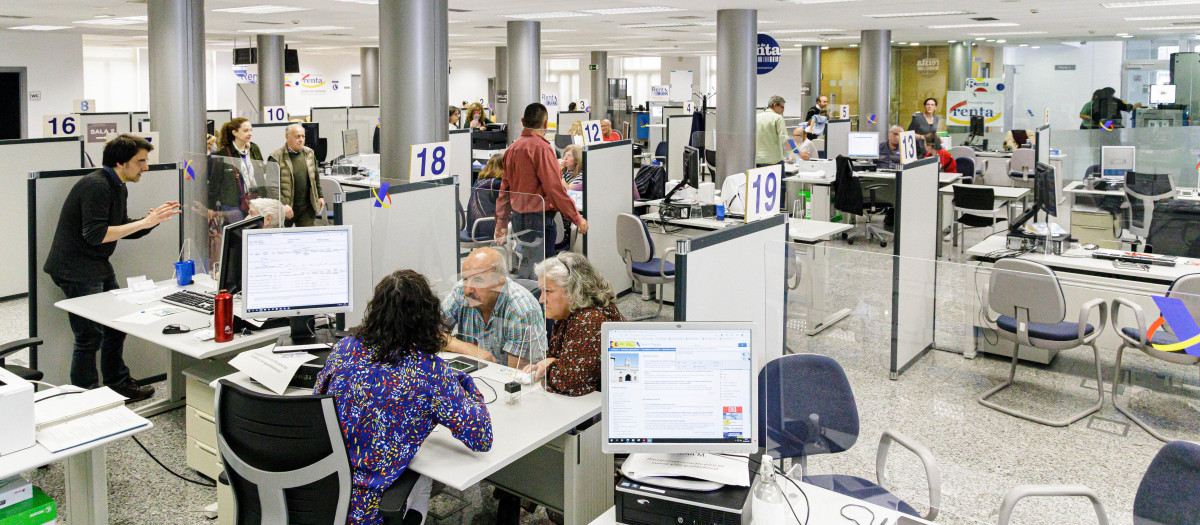 Varias personas son atendidas en la Agencia Tributaria