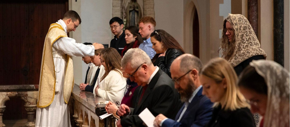 Feligreses acuden a recibir la eucaristía en una misa dominical solemne (no tridentina) en latín en el Oratorio