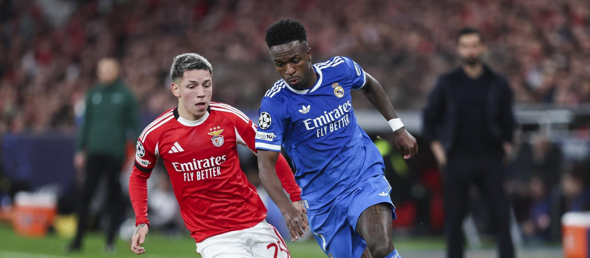 Gianluca Prestianni persigue a Vinicius en una acción del partido