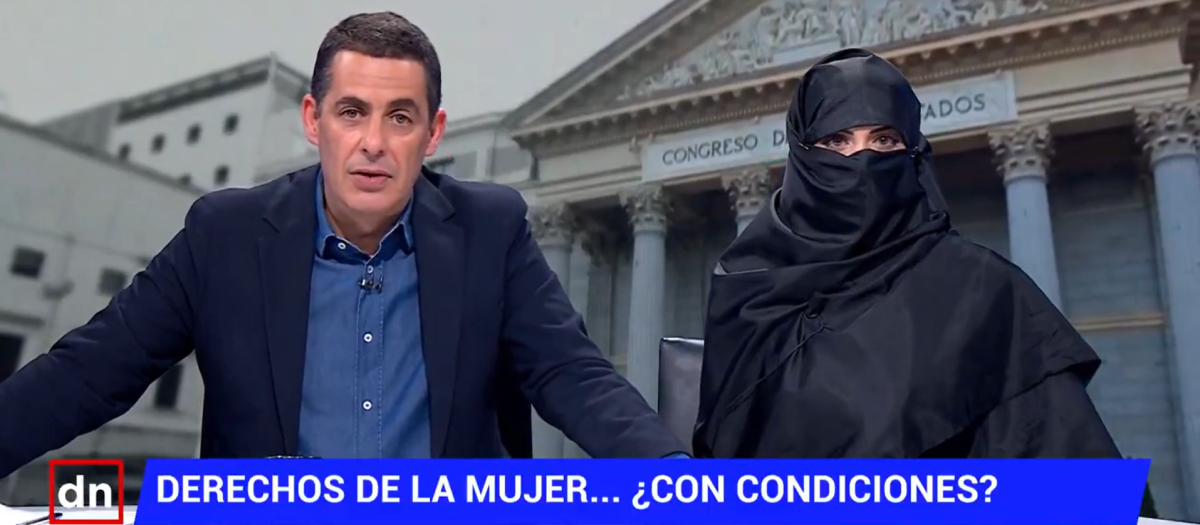 Antonio Naranjo, junto a una periodista con niqab