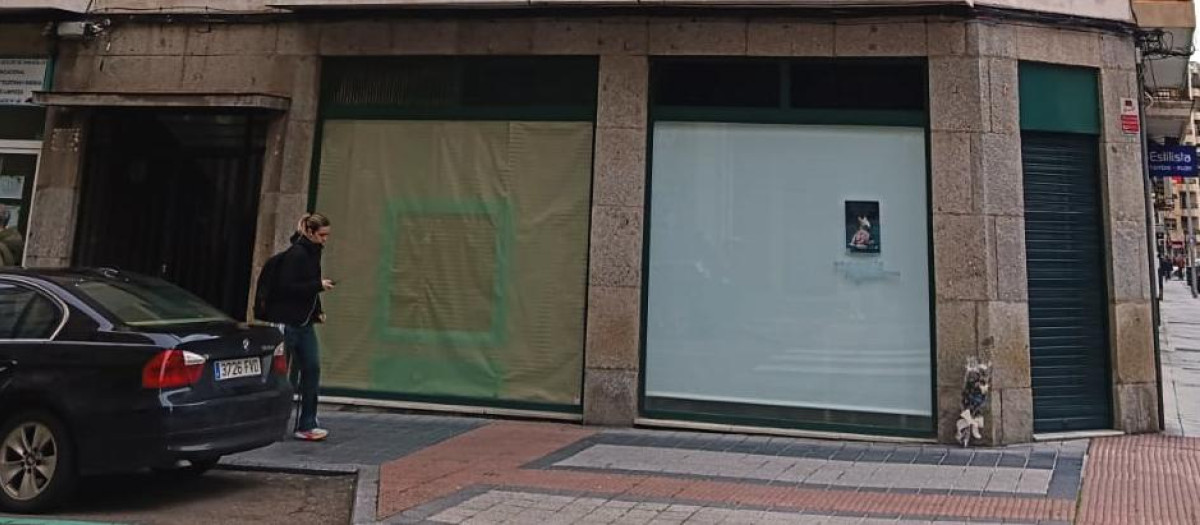 Flores en el punto donde murió una niña de siete años tras caer por la ventana de un piso de Salamanca