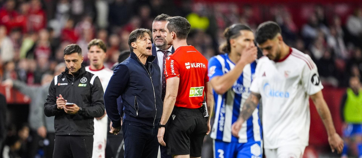 Matías Almeyda le recrimina a Galech Apezteguía su expulsión en el encuentro ante el Alavés