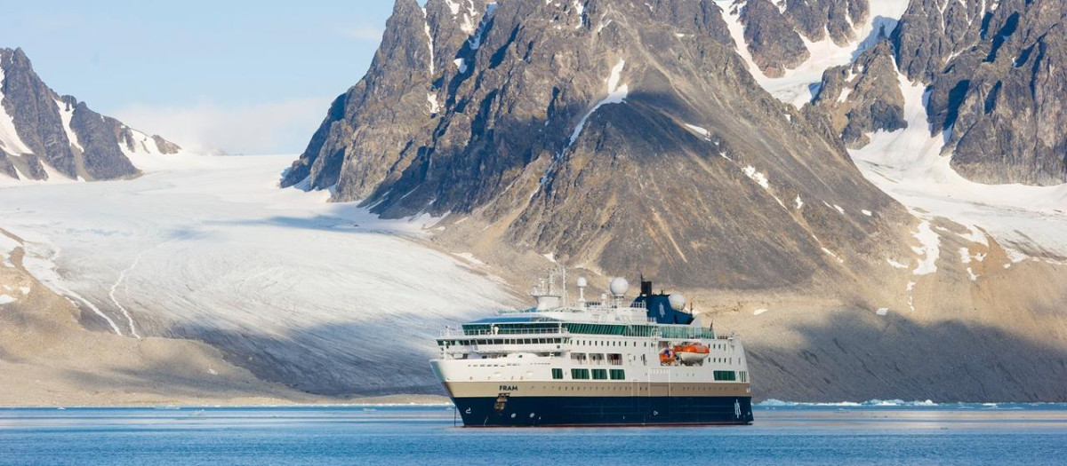 Barco de HX Expeditions en las islas Svalbard