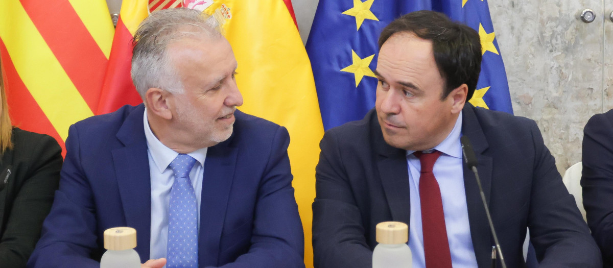 Imagen tomada este miércoles de Juanfran Pérez Llorca y Ángel Víctor Torres durante la primera reunión de la Comisión Mixta por la dana de Valencia