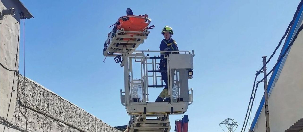 Imagen tomada este miércoles de los Bomberos en el lugar del accidente en el Camino Viejo de El Saler, en Valencia

REMITIDA / HANDOUT por AYUNTAMIENTO DE VALÈNCIA
Fotografía remitida a medios de comunicación exclusivamente para ilustrar la noticia a la que hace referencia la imagen, y citando la procedencia de la imagen en la firma
18/2/2026