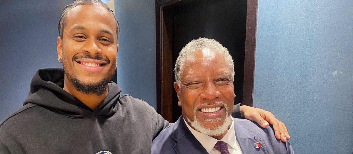 Audie Norris (dcha) junto al jugador de baloncesto David Mejía