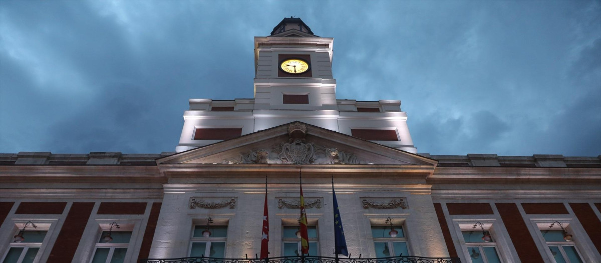 Fachada de la Real Casa de Correos iluminada