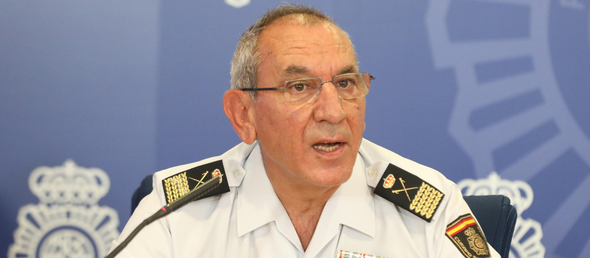 (Foto de ARCHIVO)
El director adjunto operativo, José Ángel González, interviene en la presentación de la iniciativa para concienciar sobre los peligros asociados al juego online entre adolescentes, en el Complejo Policial de Canillas, a 15 de septiembre de 2021, en Madrid (España). La Policía Nacional y Orange han presentado una campaña de concienciación sobre los perjuicios que el juego online puede causar en los adolescentes y sus familias. El proyecto está enmarcado en la iniciativa #PorUnUsoLovedelaTecnología para concienciar a los padres de los riesgos que supone para sus hijos el acceso a este tipo de actividad.  Adicción, aislamiento, ansiedad o agresividad son solo algunas de sus posibles consecuencias.

Marta Fernández / Europa Press
15 SEPTIEMBRE 2021;JUEGOS ONLINE;ADOLESCENTES;VICIO;ADICCIÓN;AISLAMIENTO;PELIGRO;ORDENADOR;INTERNET;JUEGOS
15/9/2021