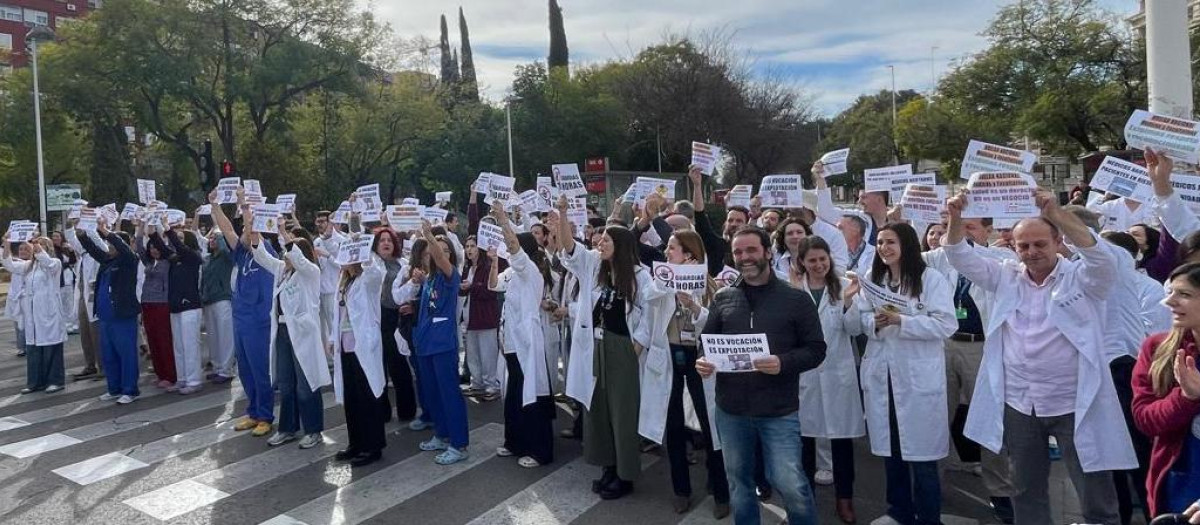 Imagen tomada este miércoles junto al Hospital General de Valencia de la protesta de los médicos por la propuesta de Estatuto Marco