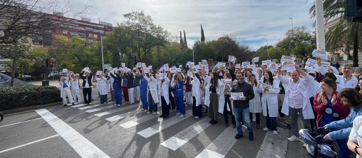 Imagen tomada este miércoles junto al Hospital General de Valencia de la protesta de los médicos por la propuesta de Estatuto Marco