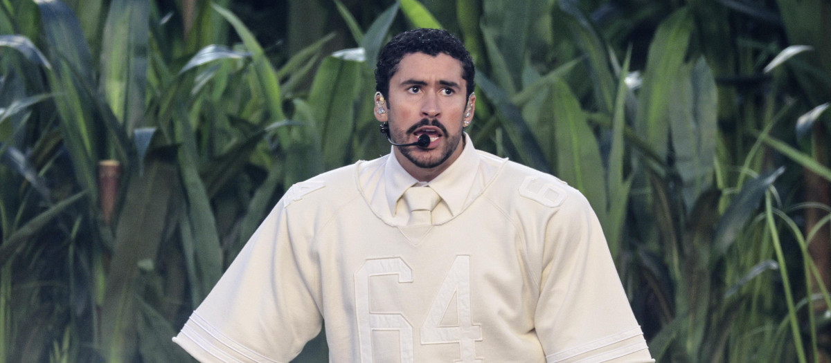 EPA6507. SANTA CLARA (ESTADOS UNIDOS), 10/02/2026.- El cantante puertorriqueño Bad Bunny actúa en el espectáculo de medio tiempo del Super Bowl LX entre los New England Patriots y los Seattle Seahawks este domingo, en el Levi's Stadium de Santa Clara, California, (EE.UU.). God Bless America, declamó Benito Antonio Martínez Ocasio durante el espectáculo más visto del Super Bowl, y con esa frase Bad Bunny nombró todos los países del continente resignificando estas tres palabras en una bendición para territorios latinoamericanos como México, marcados por el discurso de odio del presidente estadounidense Donald Trump, según dijo a EFE una experta. EFE/ Chris Torres