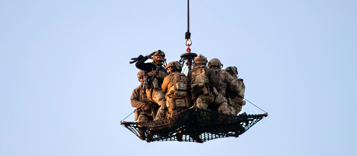 Unidades del Mando Componente de Operaciones Especiales (SOCC) españolas utilizan redes de helicópteros AirTEP en un buque