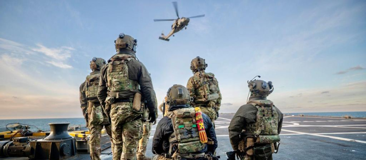 Militares españoles esperando la extracción en cubierta de barco