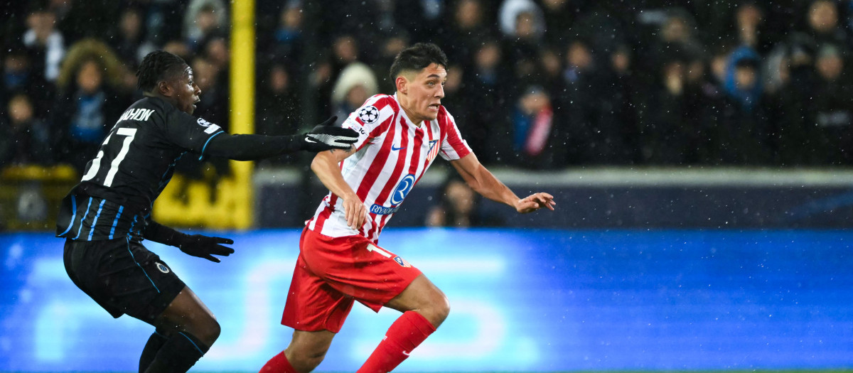 Nahuel Molina intenta escaparse de Diakhon