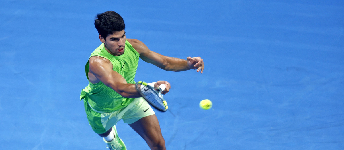 Carlos Alcaraz golpea una derecha en el duelo ante Valentin Royer