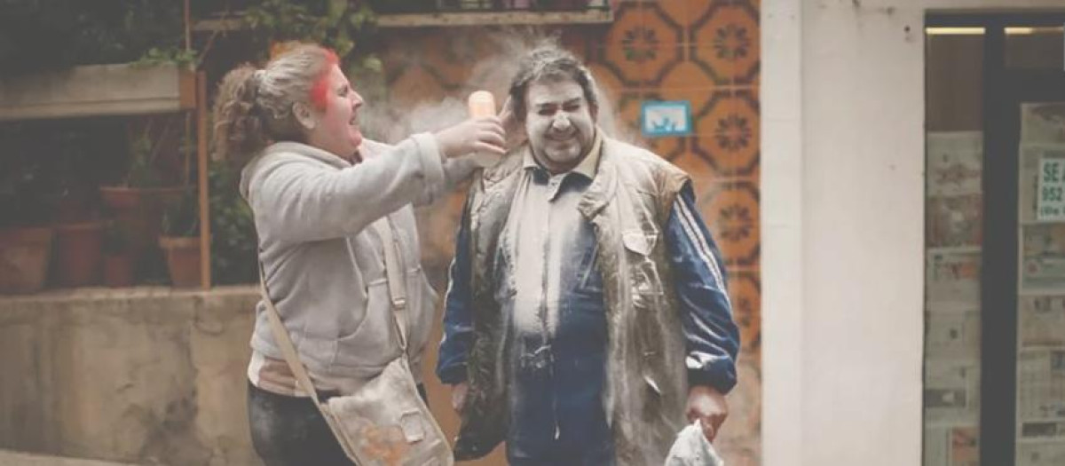 Los asistentes se disfrazan y se lanzan puñados de harina