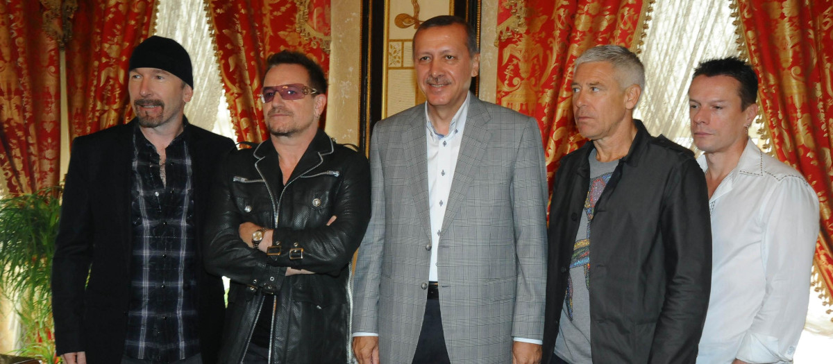 U2 junto al primer ministro turco Erdogan en 2010