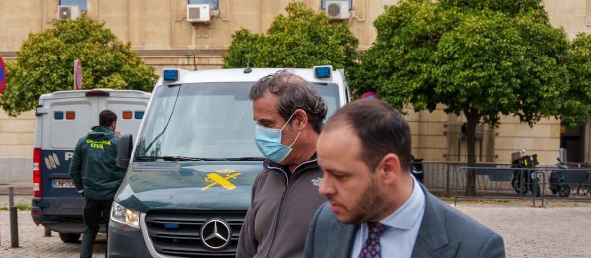 Rafael Pineda, con mascarilla, a su salida de los juzgados acompañado de su abogado