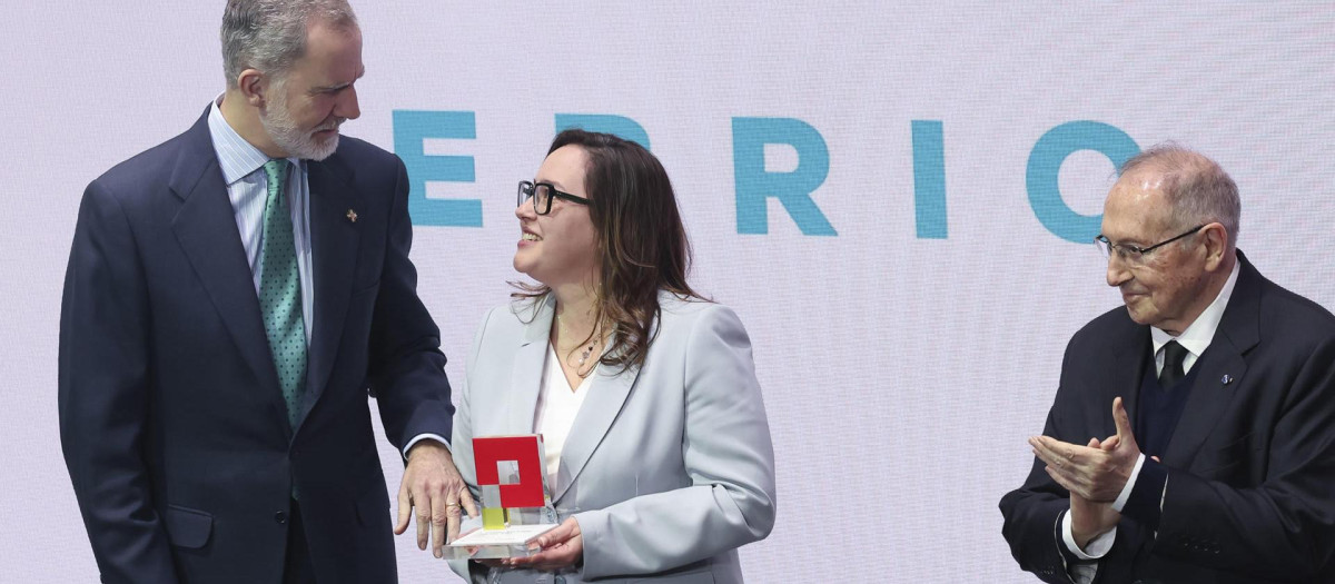 El Rey, acompañado por el presidente de la Cámara de Comercio de España, Luis Bonet, y la CEO de Tebrio Group SL, Adriana Casillas, empresa ganadora del Pyme del Año