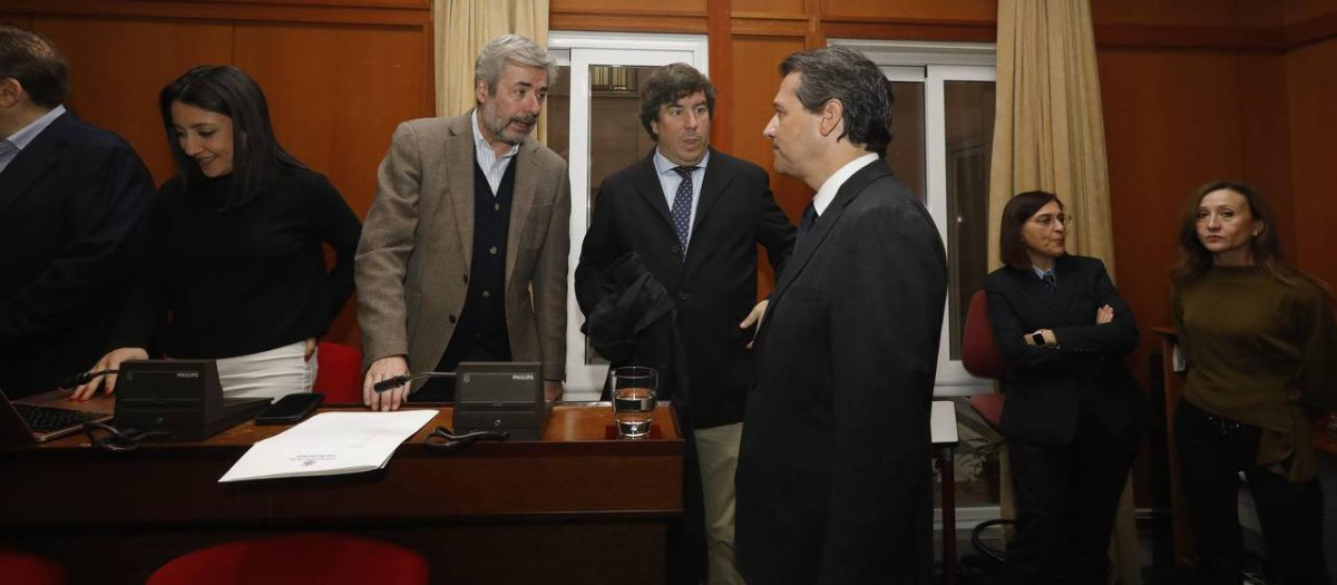 José María Bellido conversa con Miguel Ángel Torrico y Jesús Coca
