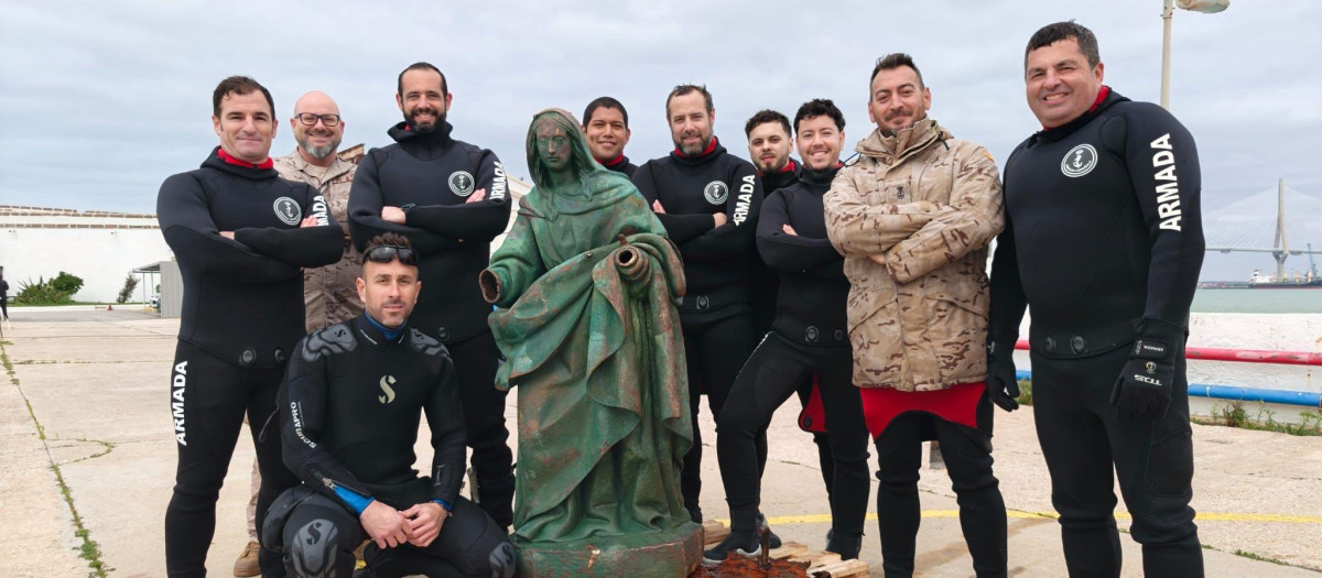 El equipo de la Armada que rescató la reproducción de la imagen de la Galeona posa orgulloso