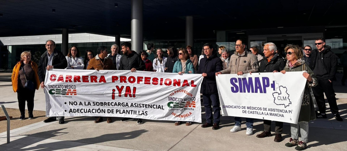 Facultativos concentrados en la puerta del Hospital Universitario de Cuenca.

EUROPA PRESS
19/2/2026