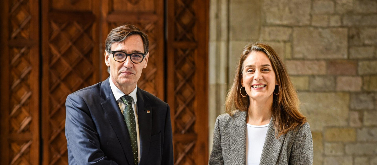 Salvador Illa y Jéssica Albiach, este jueves, durante la firma del acuerdo