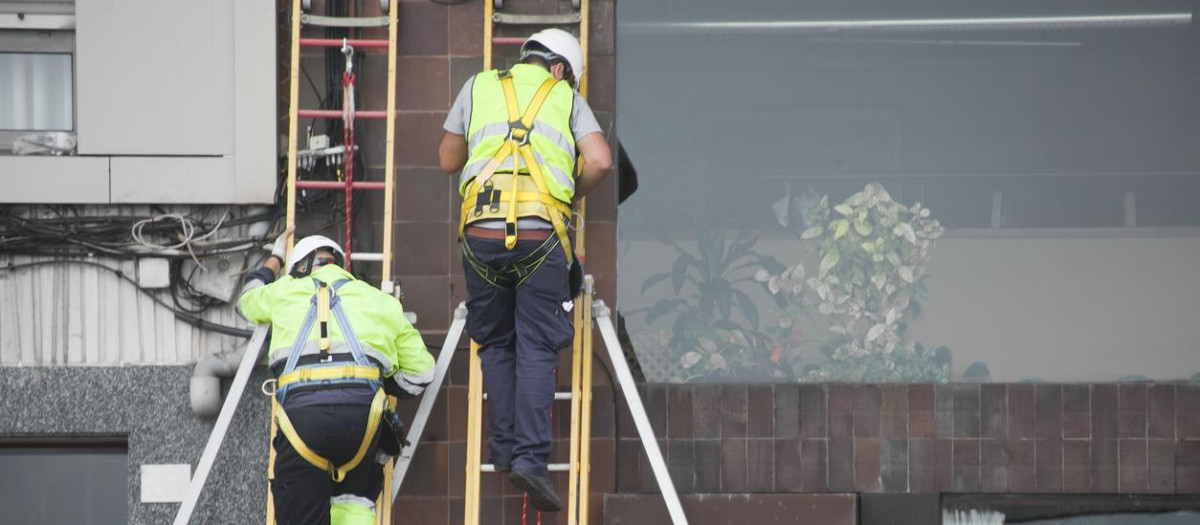 Dos trabajadores en Gijón.