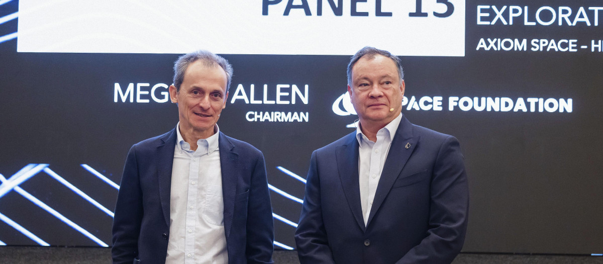 El astronauta jefe de la empresa estadounidense Axiom Space, Michael López Alegría (i), y el astronauta Pedro Duque (d)