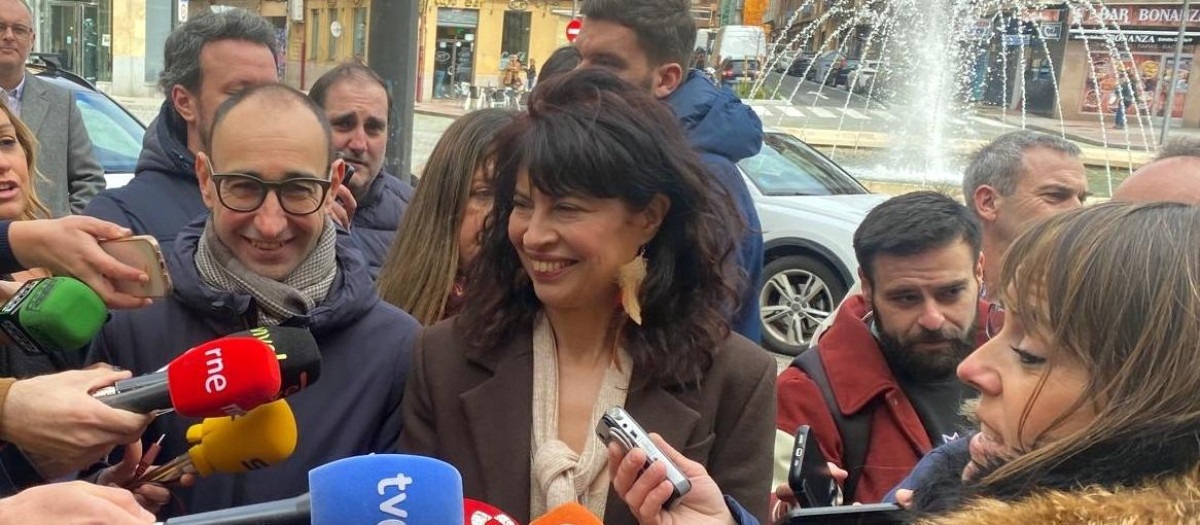 Ana Redondo, junto a miembros de la candidatura del PSOE a las Cortes por Salamanca, atiende a los medios de comunicación