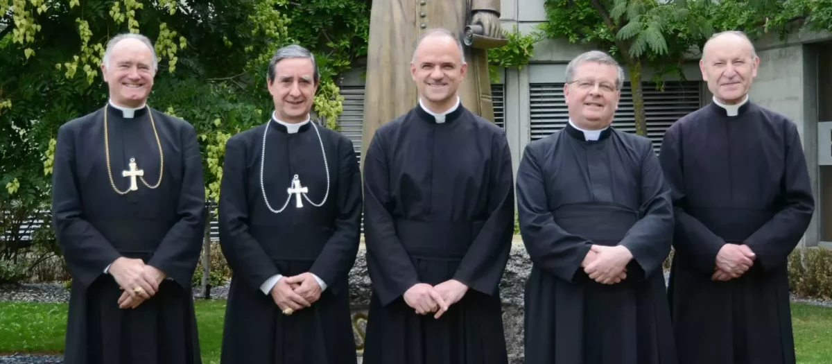 El Consejo General de la Fraternidad San Pío X, con el padre Pagliarani en el centro