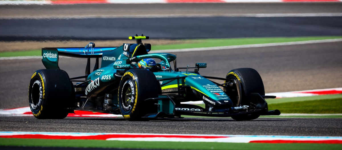 Fernando Alonso rueda en los tests de Baréin