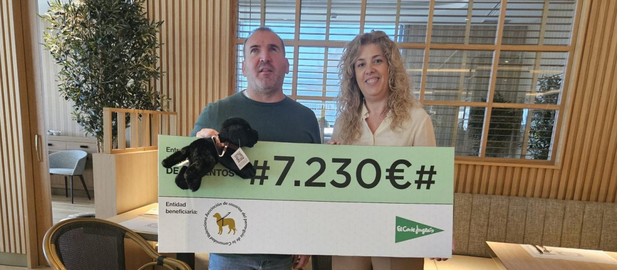 Vicente Galiana recoge la recaudación de la mano de una representante de El Corte Inglés