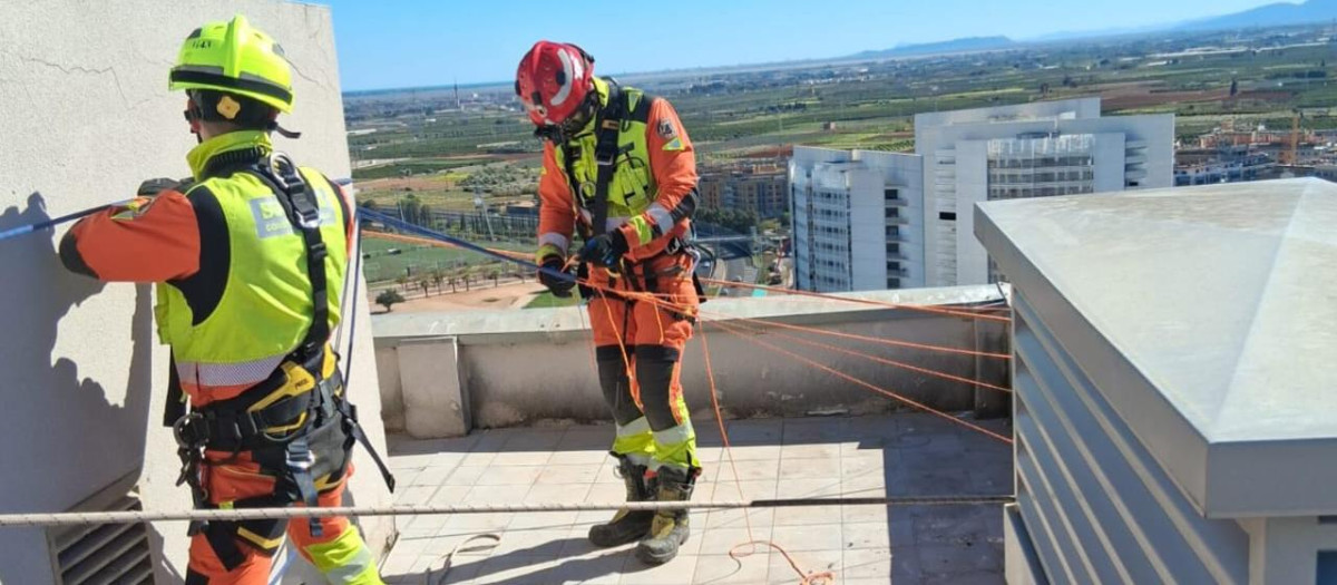 Imagen de una actuación de los bomberos de Valencia durante la borrasca Pedro en Torrent.