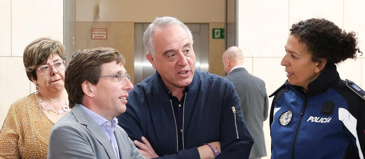 El alcalde de Madrid, José Luis Martínez-Almeida y el director general de la Policía Municipal, Pablo Enrique Rodríguez